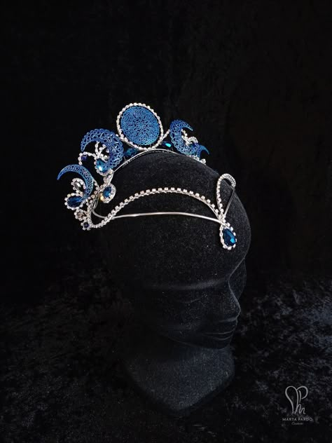 This piece is made over a base of aluminium wire in different widths and features AB crystal chain -that give the tiara a stunning sparkle under artificial lights-, and opaque and translucent midnight blue crystals. It features five filigree components to represent the phases of the moon. These filigree metal moons have been spray painted to match the deep blue crystals. Due to the aluminium wires this headpiece is really lightweight and moldable. A metal comb has been attached to easily pin the Fairy Crowns Diy, Fairytale Costumes, Moon Tiara, Blue Headpiece, Lunar Witch, Black Tiara, Tiara Silver, Magical Jewelry, 13 Reasons