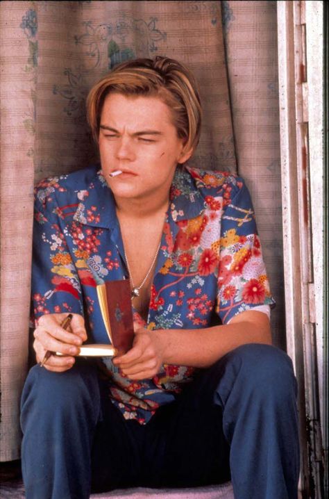 STYLECASTER | Halloween costumes | easy Halloween costumes | DIY Halloween costumes | Halloween costumes for women | Easy Halloween Costume Ideas Leonardo Dicaprio Romeo, Romeo Juliet 1996, Romeo Ve Juliet, Leonard Dicaprio, Romeo Und Julia, Basketball Diaries, Filmy Vintage, Leonardo Dicaprio 90s, Jack Dawson