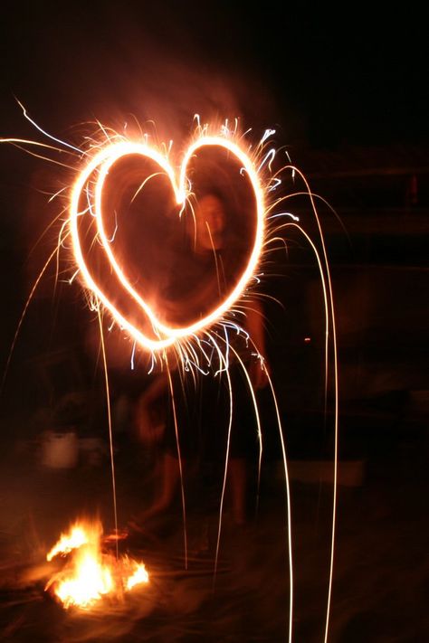 Lots of unique places that a heart shape has appeared naturally across the world. Photos of natural heart shapes include clouds, trees, food, flowers... and everything in between! Nz Summer, Earth World, Food Flowers, Heart In Nature, Yoga Studio Design, The Planet Earth, 3 Hearts, Love Heart Images, Sweet Hearts