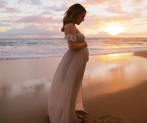 Maternity Shoot Beach, Maternity Photoshoot Ideas, Maternity Photography Beach, Maternity Dresses Photography, Maternity Photography Poses Outdoors, Maternity Photography Poses Couple, Outdoor Maternity Photos, Maternity Photo Outfits, Pregnancy Photos Couples