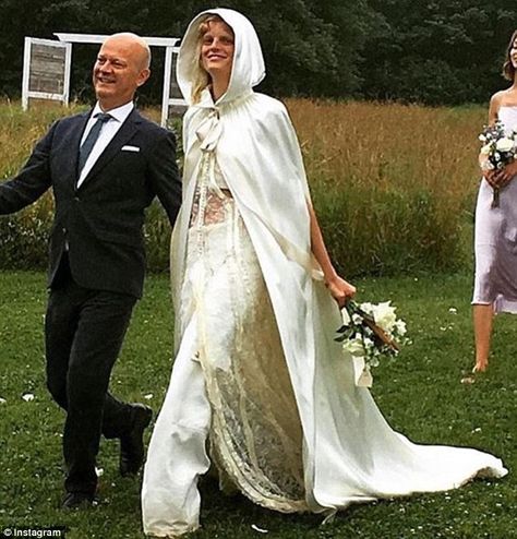 Model Hanne Gaby Odiele got married in upstate New York this weekend and walked down the a... Hanne Gaby Odiele, Cape Wedding Dress, Alternative Wedding Dresses, Alternative Bride, Wedding Cape, Wedding Scene, Wedding Dj, Cape Dress, Bride Wear