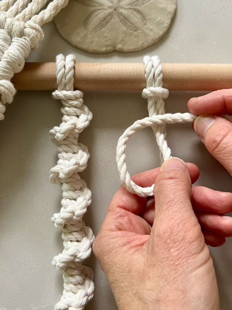 How to macrame the half hitch spiral knot Spiral Knot, Macrame Wedding Decor, How To Macrame, Half Hitch Knot, Macrame Plant Hanger Patterns, Macrame Knots Tutorial, Diy Fabric Crafts, Macrame Supplies, Macrame Knots Pattern