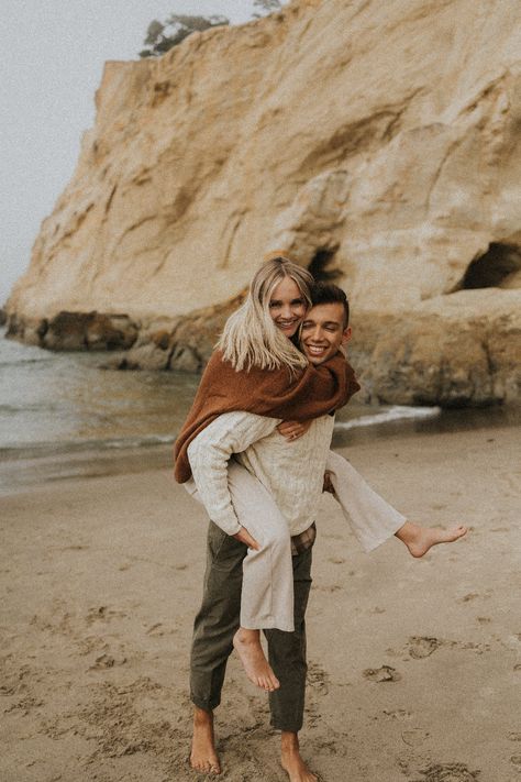 Cozy Family Photoshoot Outfits, Wide Angle Couple Photography, Fall Beach Engagement Photos Outfit, Beach Fall Engagement Photos, Cold Beach Couple Photoshoot, Oregon Coast Couples Photography, Oregon Coast Family Photos, Cape Kiwanda Oregon, Winter Beach Engagement Photos Outfits