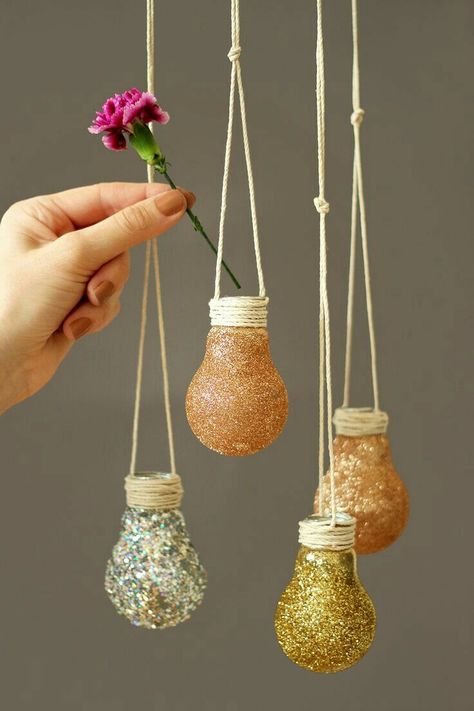 but without the paint Diy Light Bulb, Light Bulb Crafts, نباتات منزلية, Diy Bottle, Diy Crafts Hacks, Crafts Hacks, Paper Crafts Diy Kids, Diy Home Crafts, Diy Arts And Crafts