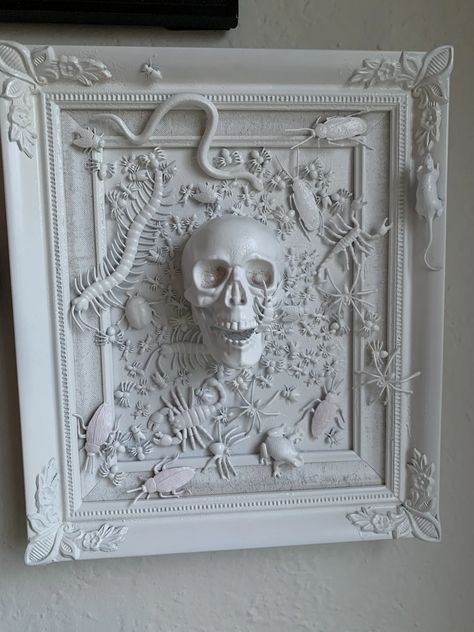 Upcycling, Halloween Picture Frames, Oddities Decor, Diy Skulls, Halloween Forum, Halloween Frames, Manualidades Halloween, Goth Home Decor, Diy Picture Frames