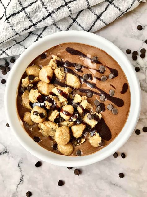 Cookie Dough Smoothie Bowl, Cookie Dough Smoothie, Ice Cream Smoothie, Cookie Bowls, Acai Bowls, Edible Cookie Dough, Banana Ice Cream, Smoothie Bowls, Peanut Butter Chocolate Chip