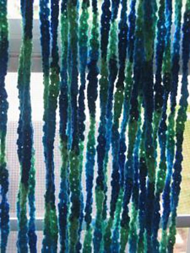 crochet chain curtain 10 Beautiful Free Crochet Curtain Patterns Tela, Crochet Door Curtain, Crochet Seasonal, Crochet Curtain Pattern, Shabby Chic Wallpaper, Door Beads, Shabby Chic Curtains, Crochet Geek, Drop Cloth Curtains