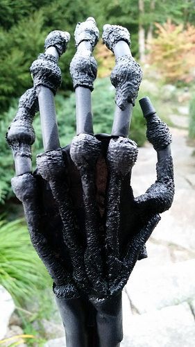 Diy Halloween Hands, How To Make Skeleton Bones, Diy Skeleton Hand, How To Make Skeleton Hands, Diy Long Fingers Halloween, Diy Bones Halloween, Diy Hands Halloween, Skeleton Hand Tutorial, Borax Skeleton Hand