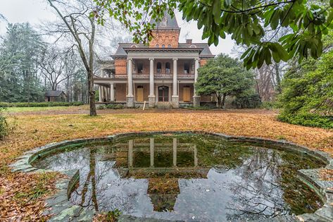 This Beautiful Abandoned Mansion In South Carolina Is Being Demolished Abandoned Mansion For Sale, Abandoned Plantations, Southern Plantations, South Carolina Homes, Abandoned Property, Abandoned Mansion, Old Abandoned Houses, Old Mansions, Mansions For Sale