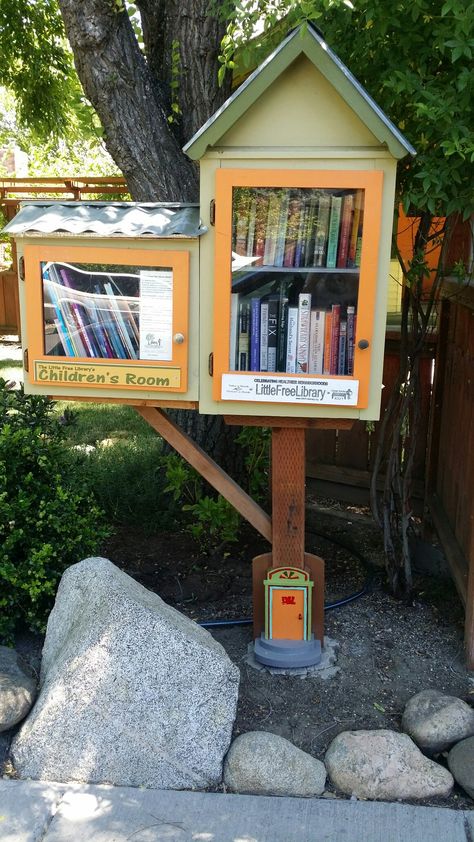 Yard Library House Diy, Mini Community Library, Portable Library Ideas, Mini Free Library, Community Library Boxes Diy, Community Book Library, Mini Library Outdoor, Library Boxes Front Yards, Neighborhood Book Boxes