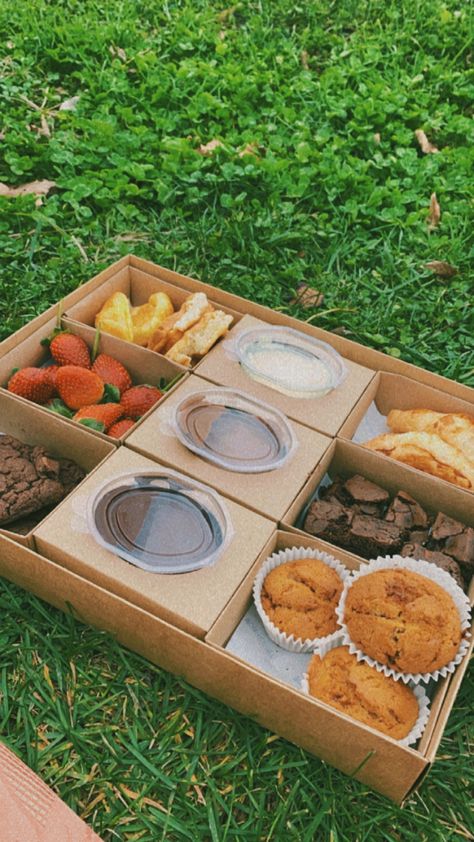 Pancake Box, Dessert Sandwich, Picnic Box, Dessert Recipies, Party Food Buffet, Candy House, Dessert Boxes, Food Accessories, Dessert Shop