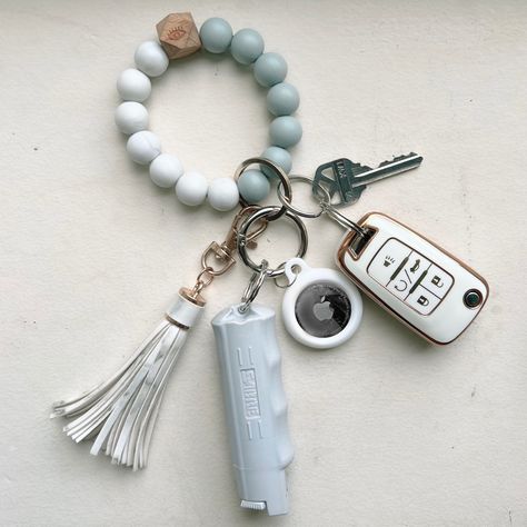 Aesthetic Keys Lanyard, Asthetic Key Chain, Women Keychain Ideas, Car Key Ring Aesthetic, Girly Keychains Ideas, Car Key Accessories Keychains, What To Put On Your Keychain, Keys On Keychain, Keys Keychain Ideas