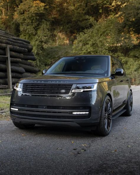 Range Rover (land rover) on Instagram: "The new Range Rover finished in Carpathian Grey Follow us 👉 @range_rover_indian 📷 @bornwithcamera #RangeRover #LandRover…" Grey Range Rover, Grey Cars, Range Rover Land Rover, New Range Rover, Range Rover Sv, The New Range Rover, Landrover Range Rover, Best Suv, Future Vision