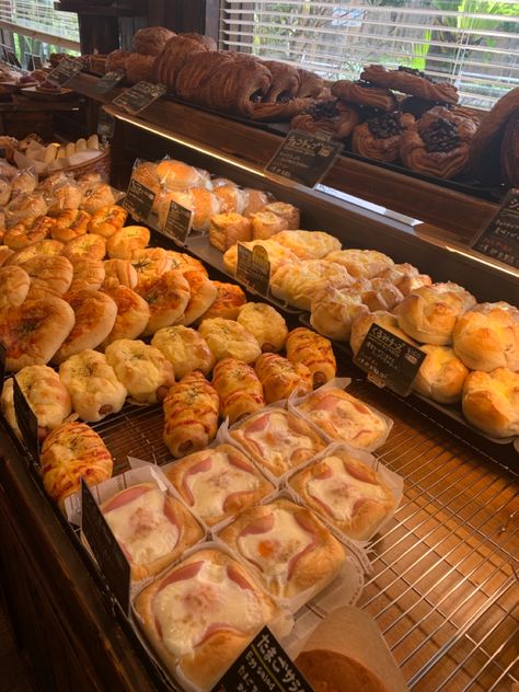 Cozy wooden bakery full of baked goods Fall Cafe, Aesthetic Baking, Bakery Aesthetic, Japan Autumn, Bakery Interior, Okinawa Japan, Japan Aesthetic, Aesthetic Japan, Cafe Style