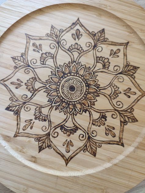 Woodburning Crafts, Wood Burning Tips, Mandala Wood, Wood Burn Designs, Wood Burning Crafts, Wood Burning Patterns, Wood Burning Art, Mandala Pattern, Wooden Art