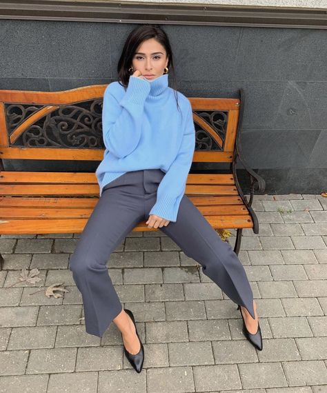 Oversize Sweaters, Business Chic Outfits, Blue Sweater Outfit, Edgy Work Outfits, Turtleneck Sweater Outfit, Oversized White Shirt, Blue Turtleneck, Celine Shoes, White Turtleneck Sweater