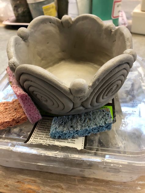 Coil Work In Clay, Coil Pottery Bowl, Coil Pots Ideas Easy, Coil Bowl Ideas, Coil Bowl, Clay Workshop, Clay Pinch Pots, Pretty Pottery, Easy Clay Sculptures