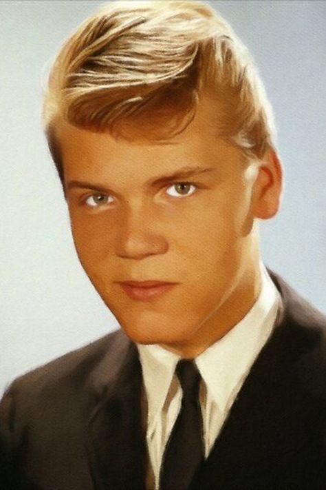 July 28, 1962: "Sealed with a Kiss" by Brian Hyland peaked at number 3 on the charts. The original recording of the song was by the Four Voices, released as a single in May 1960 without becoming a hit. Hyland recalls Geld saying the song was "based on, but not totally based on, a Bach finger exercise." Hyland's single began its run on June 9, 1962, and became a top 3 hit, reaching No. 3 on both the Billboard Hot 100 and the UK Singles Chart. Brian Hyland, 1990s Music, Finger Exercises, Sealed With A Kiss, Incubus, Number 9, Hottest 100, July 28, Music History