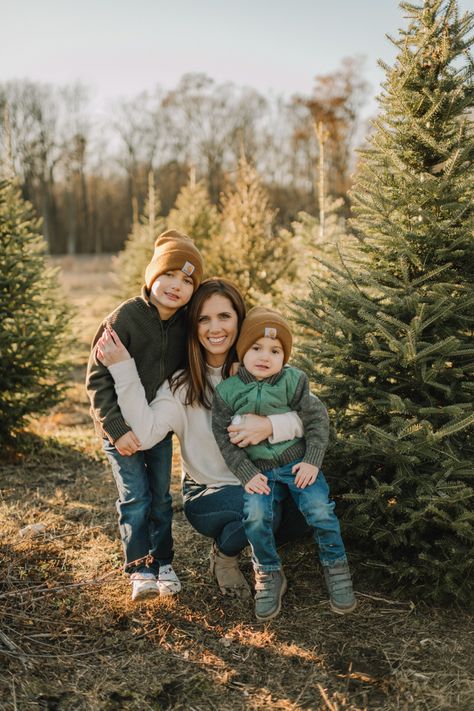 Christmas Farm Mini Session, Field Christmas Pictures, Christmas Mini Poses Family, Simple Outdoor Christmas Photoshoot, Christmas Tree Farm Photo Shoot Baby, Christmas Tree Farm Photo Shoot Props, Christmas Tree Minis, Family Pictures Christmas Tree Farm, Simple Christmas Mini Sessions Outdoor