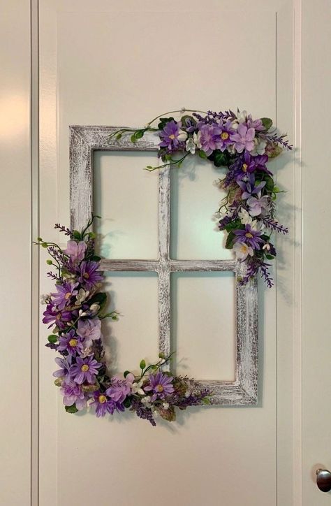 Vintage Window Decor, Window Frame Crafts, Window Frame Decor, Aesthetic Gardening, Dekoratívne Vence, Window Crafts, Old Window Frame, Deck Decorating Ideas, Garden Aesthetic