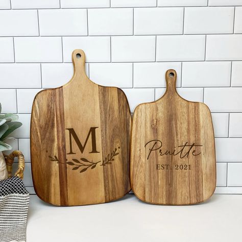 Personalised Chopping Board, Personalized Cheese Board, Thoughtful Gift Ideas, Wedding G, Board Wedding, Laser Engraved Ideas, Wood Burning Crafts, Diy Wood Signs, Laser Engraved Wood