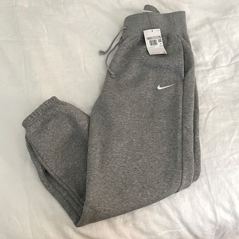 New With Tags Size Xs Nike Phoenix Fleece Pants, Nike Joggers Outfit Women, Nike Joggers Outfit, Nike Phoenix Fleece, Y2k Sweatpants, Joggers Outfit Women, Grey Nike Sweatpants, Pretty Pants, Oversized Sweatpants