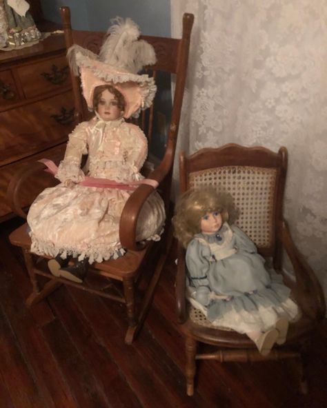 vintage dollhouse dreamcore cottagecore haunted aesthetic Haunted Dolls Aesthetic, Creepy 50s Aesthetic, 50s Horror Aesthetic, Doll Maker Aesthetic, Haunted Doll Aesthetic, Spooky's Jumpscare Mansion, Dollhouse Aesthetic, Haunted Aesthetic, Lies Aesthetic