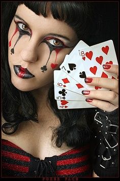 This is PERFECT for the playing cards makeup. It's sophisticated and eerie, which continues to give wonderland a realistic yet illusory vibe. Carnaval Make-up, Halloween Maquillaje, Queen Of Hearts Makeup, Texas Hold'em, Halloweenský Makeup, Groovy Halloween, Theatre Makeup, Crazy Costumes, Painted Faces