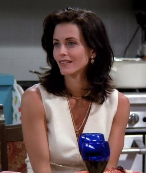 Monica From Friends Hair, 90s Friends Hairstyles, Monica Teller Haircut, Friends Haircut Monica, Monica Helper Hair, The Monica Haircut, Monica Friends Haircut, Monica Lewinsky Hair, Monicas Hair