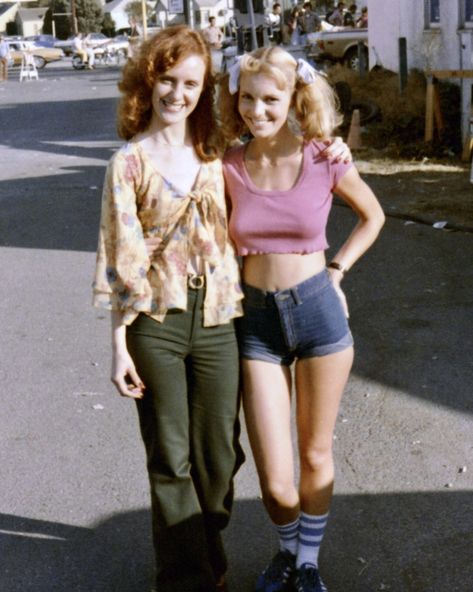 Sandy Johnson with her life long friend Liz on the set of Gas Pump Girls. 70s Pictures Vintage, 70s Dirtbag, 70s Summer Fashion Vintage, 70s Friends, 70s Core, Feral 70s Country Babe Aesthetic, 70s Gas Station, 70s Fits, Punk Girl 70s