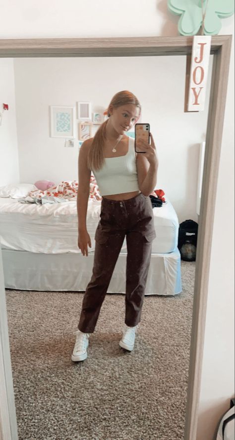 Cargo Pants Outfit Teen Girl, American Eagle Cargo Pants Outfit, Preppy Cargo Pants Outfit, Cute Outfits With Cargo Pants, Outfits With Cargo Pants, How To Style Cargo Pants, Khaki Cargo Pants, High School Outfit, High School Outfits