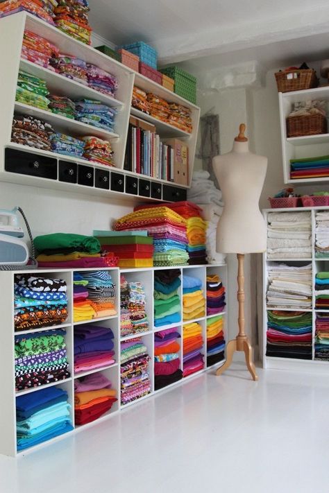 Design Studio Workspace, Sewing Room Inspiration, Sewing Room Storage, Sewing Spaces, Art Studio Room, Sewing Room Design, Sewing Room Decor, Dream Craft Room, Craft Room Design