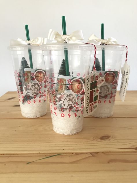 Creative Gift Card Presentation For Teacher, Teacher Gift Starbucks, Starbucks Cups Christmas Gifts, Simple Small Christmas Gifts, Cute Starbucks Gift Ideas, Corporate Party Gifts, Cute Teacher Birthday Gifts, Starbucks Gift Card Christmas, Teacher Christmas Bucket