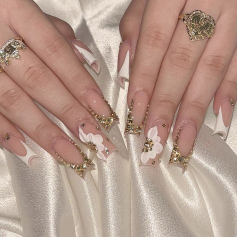 Champagne Nail Ideas, Short Acrylic Nails Gold, White And Gold Glitter Nails, Gold Quince Nails, Nail Inspo Medium Length, Gold Bling Acrylic Nails, Gold Nails Prom, Champagne Nails, Quince Nails