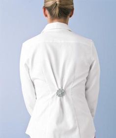 Make your jacket more form fitting by cinching in the back with a brooch pin. So clever. Read the post for additional fashion inspiration. Detail Couture, Premier Designs Jewelry, Premier Designs, New Uses, Clothing Hacks, Wrap Sweater, Look Chic, Diy Fashion, Look Fashion