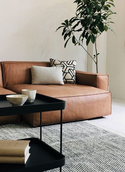 Light Brown Couch Living Room Ideas, Tan Leather Sofa Living Room, Tan Sofa Living Room, Couch Coffee Table, Tan Leather Couch, Sunroom Decor, Leather Sofa Living, Tan Leather Sofas, Leather Couches Living Room