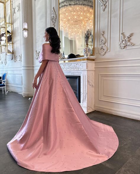 SS481 Luxury Dubai Pink Satin Evening Dresses with Train 2024 Elegant Off the Shoulder Arabic Women Wedding Party Gowns Engagement Pink Dress, Arab Wedding Dress Guest, Pink Gown Elegant, Nikkah Party, Engagment Dress, Pink Dress Elegant, Evening Dresses Short Parties, Arabic Evening Dress, Dresses With Train