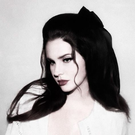 lana del rey icon⭐🦋 Lana Del Rey Pictures, Lana Del Rey Love, Lana Del Rey Vinyl, Lana Rey, Elizabeth Grant, Lana Del Ray, Living Legends, Grunge Photography, American Singers