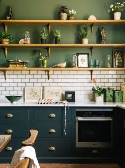 DeVOL kitchens – green kitchen – white backsplash tile Farrow And Ball Kitchen, Dark Green Kitchen, White Tile Backsplash, Devol Kitchens, English Kitchens, Interior Vintage, White Backsplash, Green Walls, Dark Kitchen Cabinets