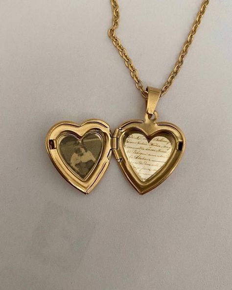 !!!<333 Jewlerie Aesthetic Gold, Bijoux Aesthetic, Random Things To Buy, Christmas Gift Ideas For Girlfriend, Jewellery For Wedding, Simple Family Meals, Heart Jewellery, Necklace Locket, Picture Necklace