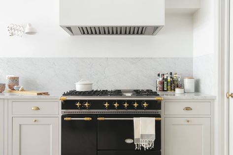 The range is La Canche’s Saulieu Classique in matte black. The pull-out cabinets on either side of it hold pots and pans. La Canche, Plain English Kitchen, Elizabeth Roberts, English Kitchens, Brooklyn Heights, Kitchen Design Trends, Glass Cabinet Doors, Old Kitchen, Kitchen Trends