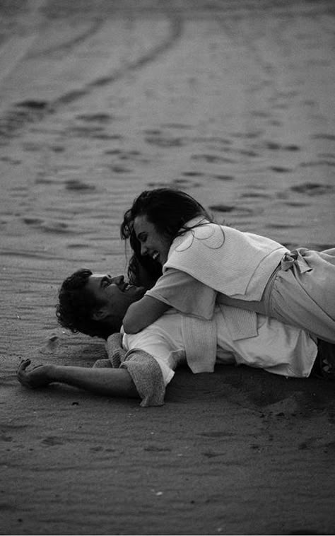 Engagement Photo Shoot Beach, Beach Shoot, Couple Beach, Vintage Romance, Shooting Photo, Engagement Pics, Photo Couple, Beach Photoshoot, Beach Engagement