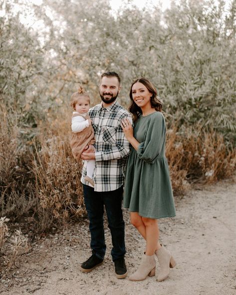 Casual Photoshoot Ideas Outside, Indoor Christmas Outfits, Natal, Fall Minis Outfits, Family Christmas Pictures Outfits Green And Cream, Pleated Skirt Family Photos, Plaid Shirt Family Pictures, Casual Christmas Family Photos Outfits, Christmas Family Pics Outfit