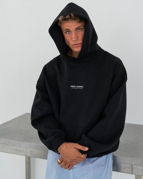 weekend attire ☕️ Oversized Hoodie Men, Oversize Sweaters, Quality Hoodies, Oversize Pullover, Black Hoodie Men, Pull Oversize, Oversized Hoodies, Streetwear Hoodie, Sweaters For Men