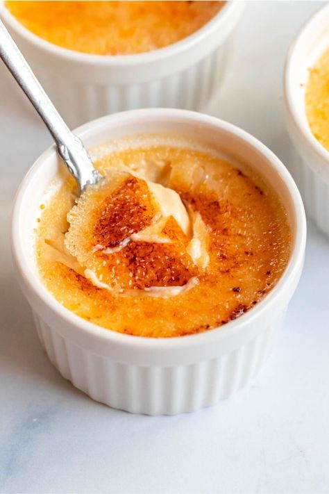 Easy Creme Brulee - Rich And Delish Best Creme Brulee Recipe, Creme Brulee Cake, Creme Brulee Recipe Easy, Classic French Desserts, Baked Custard, Brulee Recipe, Creme Brulee Recipe, Dessert Simple, Clam Recipes