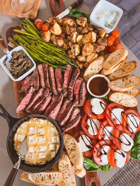 Fiesta Chicken Crockpot, Gardening Party, Charcuterie Board Meats, Home Decor Ideas Bedroom, Cooking The Perfect Steak, Grazing Board, Baked Asparagus, Decor Ideas Bedroom, Charcuterie Inspiration