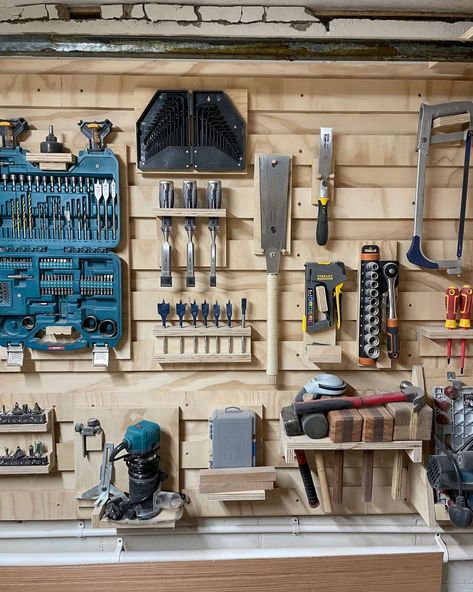 French Cleat Wall, Tool Wall Storage, Cleat Wall, French Cleat System, Garage Workshop Layout, Diy Garage Bar, Tool Wall, Garage Organisation, Garage Workshop Organization