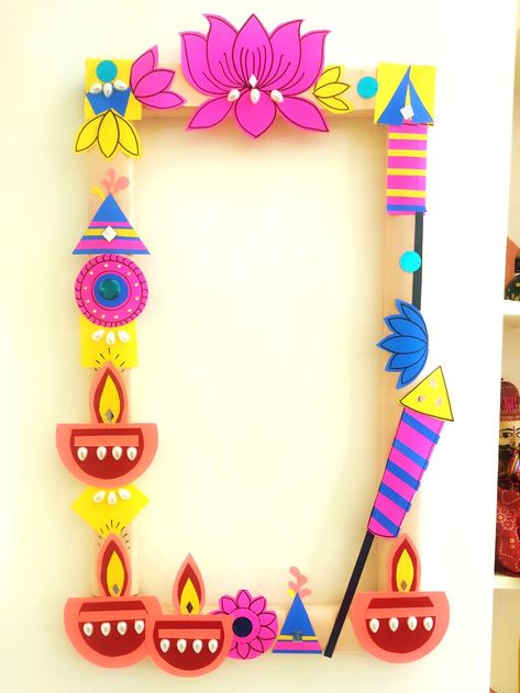 DIY adorable selfie frame . Ganpati Board Decoration In School, Diwali Board Decoration Ideas, Festival Board Decoration, Diwali Decoration For Preschool, Diwali Selfie Booth, Dusshera Decoration Ideas For School, Diwali Decoration Craft Ideas, Board Decoration For Diwali, Diwali Decorations For School