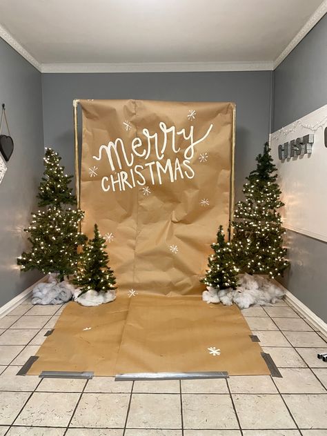 Santa Pictures Backdrop Diy, Photo With Santa Backdrop, Stage Decorations Christmas, Easy Christmas Backdrops For Pictures, Easy Diy Christmas Backdrop, Photo Booth Ideas Christmas, Diy Santa Picture Backdrop, Christmas Picture Wall Decorating Ideas, Christmas Backdrops For Photos With Santa