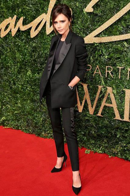 Women's Tuxedo 101: Beginner's Guide on How to Wear Ladies Tuxedo Womens Tuxedo Outfit, Victoria Adams, Style Victoria Beckham, Black Tuxedo Suit, Victoria Beckham Style, Tuxedo Women, British Fashion Awards, Black Suit, Beauty And Fashion